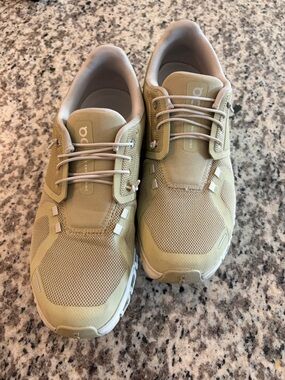On Cloud Women’s 9.5